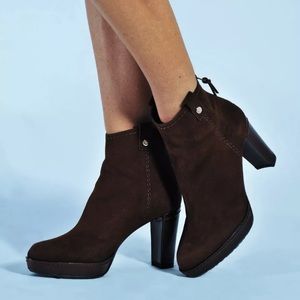 STUART WEITZMAN HIPGAL SUEDE ANKLE BOOTS